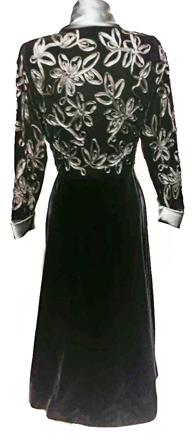 *GLAMOROUS VINTAGE FLORA NIKROOZ NEIMAN MARCUS DRESSING GOWN - MADE IN THE U.S.A.
