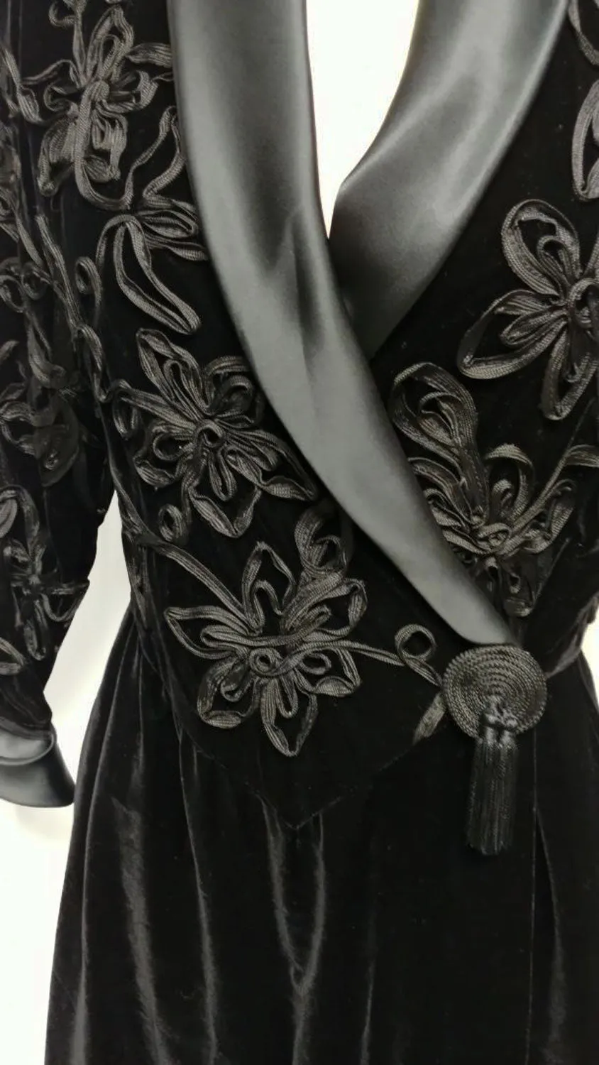 *GLAMOROUS VINTAGE FLORA NIKROOZ NEIMAN MARCUS DRESSING GOWN - MADE IN THE U.S.A.